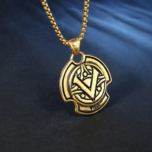 Pendentif bouclier Viking doré avec gravure V et VIII sur collier en acier à mailles