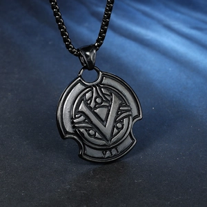 Collier viking nordique en acier titane avec pendentif bouclier noir mat et gravure en V