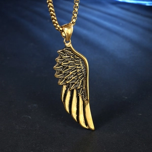 Collier rétro à pendentif aile dorée avec texture de plumes sur fond dégradé sombre