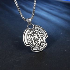 Pendentif Rétro en Acier Inoxydable Lettre M Chiffres Romains Seul Sans Chaîne pour Homme Punk Vintage Bijoux Accessoire