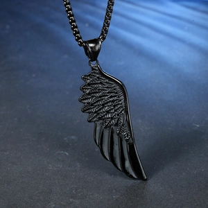Collier vintage avec pendentif aile d'ange noir mat pour femme aux détails plumes