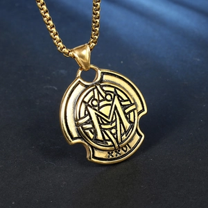 Collier bouclier rétro en acier doré avec lettre M gravée et chiffres romains