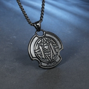 Collier vintage pour homme en acier inoxydable noir avec pendentif M et chiffres romains