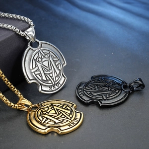 Collier homme pendentif bouclier rétro avec gravure M en finitions or, argent et noir