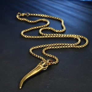 Vintage gold alloy necklace with horn-shaped pendant and classic interlocking chain links