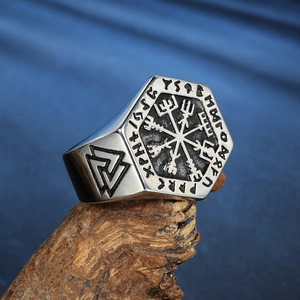 Makroaufnahme des Vintage-Wikingerrings mit Vegvisir-Kompass, Runen und Valknut