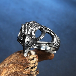 Bague tête de corbeau viking en acier inoxydable, style punk vintage sur bois