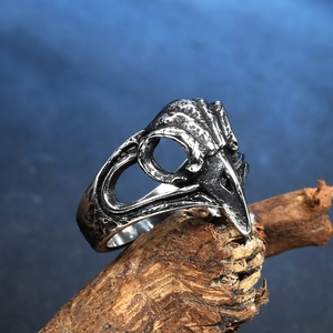 Bague crâne de corbeau viking en acier inoxydable vieilli sur support en bois rustique