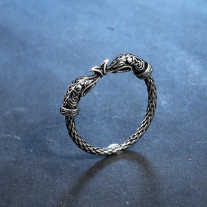 Bague viking rétro torsadée avec doubles têtes d'aigle et finition argent oxydé