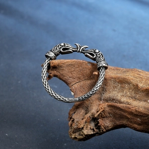 Bague torsadée viking vintage avec deux têtes de corbeau en acier inoxydable vieilli
