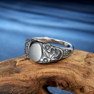 Vintage silver flower ring with floral engraving and polished oval mirror surface