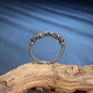 Détail d'un bracelet serpent vintage avec texture d'écailles et têtes de serpent
