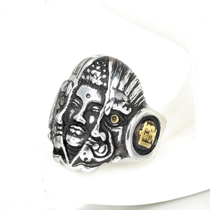 Détails du relief d'une bague gothique avec symbole Bouddha gravé sur support blanc