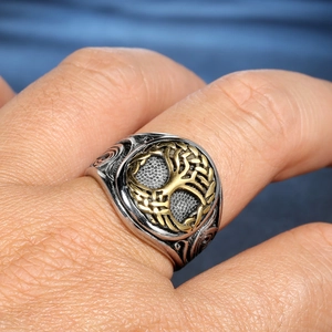 Détail de la bague Arbre de Vie montrant le relief doré et les gravures sur une main