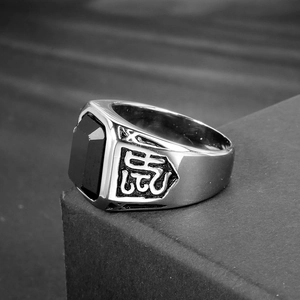 Retro stainless steel signet ring for men featuring black gemstone and tiger relief