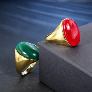 Herrenringe aus Edelstahl mit ovalen roten und grünen Obsidiansteinen in Gold-Finish