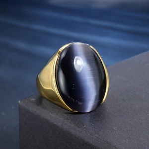 Makroaufnahme der Herren-Edelstahlring in Gold mit blauem Katzenaugen-Stein