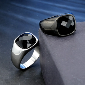 Chevalière pour homme avec onyx noir carré en finitions argent et acier inoxydable noir