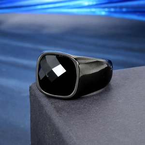 Bague chevalière homme en acier inoxydable noir avec pierre onyx carrée sur socle