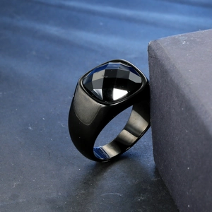 Détail de la bague en acier noir brossé sertie d'une pierre d'onyx noire facettée