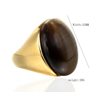 Herrenring aus vergoldetem Edelstahl mit großem ovalem braunem Tigerauge, 23 mm Breite