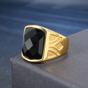 Bague chevalière dorée pour homme avec pierre noire facettée et détails texturés