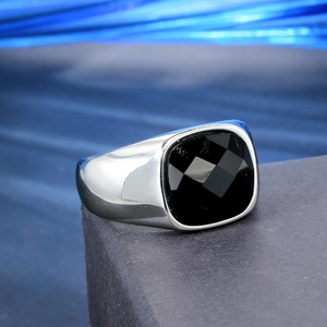 Bague pour homme en acier inoxydable avec pierre onyx noire carrée sur un socle