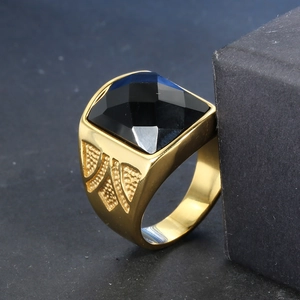 Bague chevalière homme en acier inoxydable doré avec pierre noire carrée et gravures
