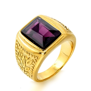 Detalle de anillo dorado para hombre con gran piedra púrpura y grabados de hojas