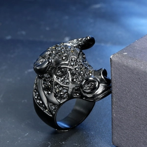 Détail d'une bague tête de taureau punk en acier inoxydable noir et cristaux noirs