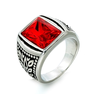 Detalle macro de un anillo de acero para hombre con gema roja cuadrada y grabados
