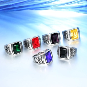Detalle de anillos vintage de acero plateado con gemas rectangulares en seis colores vivos