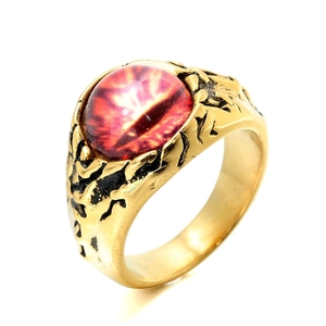 Makroaufnahme von Vintage-Titanstahlring mit rotem Drachenauge und graviertem Band