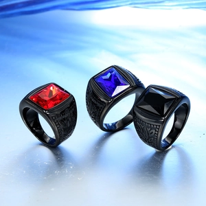Vista macro de anillos negros para hombre con gemas de colores y relieves laterales