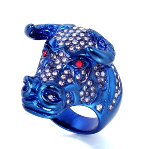 Bague punk tête de taureau en acier bleu avec incrustations de cristaux blancs et rouges