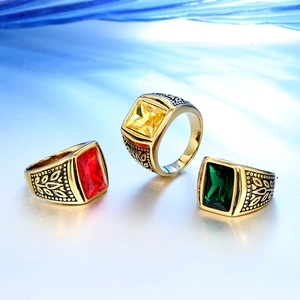 Detalle de anillos dorados retro con gemas en colores amarillo, rojo y verde
