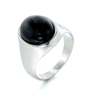 Bague vintage homme en acier inoxydable avec grande agate noire ovale sur fond blanc