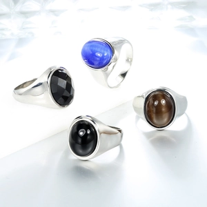 Lot de quatre chevalières vintage pour hommes en argent poli avec pierres précieuses colorées