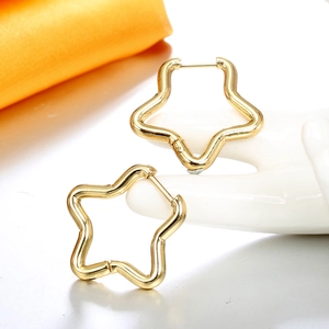 Boucles d'oreilles créoles étoiles dorées en acier inoxydable avec finition miroir