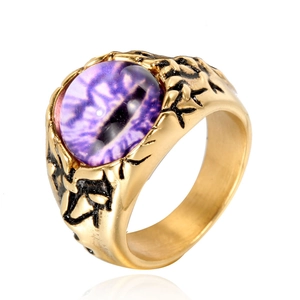 Makrodetail eines gotischen Goldstahlrings mit einem großen lila Drachenaugenstein