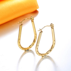 Chic 18K gold plated stainless steel U-shaped hoop earrings with hammered metal texture