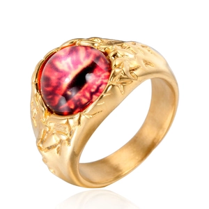 Punkring aus goldenem Edelstahl mit rotem Teufelsauge und geprägten Vintage-Texturen