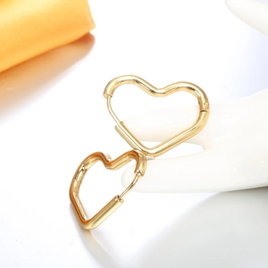 Paire de boucles d'oreilles créoles cœur minimalistes en or 18 carats sur support