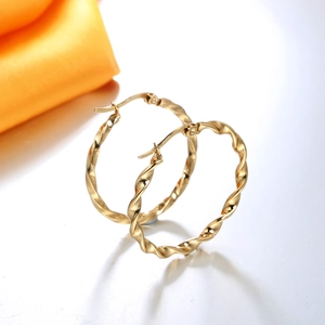 Elegante Creolen aus 18K vergoldetem Edelstahl mit gedrehter Textur und Glanzfinish