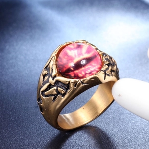 Makroaufnahme von Punk-Ring mit rotem Edelstein und goldenen Vintage-Schnitzereien