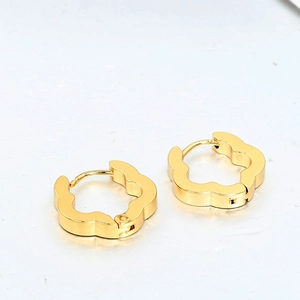 Boucles d'oreilles créoles dorées avec motif à vagues et design géométrique élégant