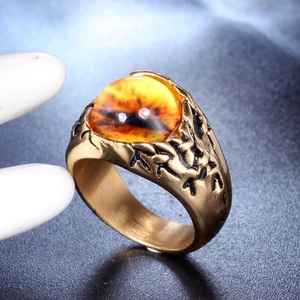 Makroaufnahme des gotischen Drachenaugen-Rings aus Titanstahl mit orangem Edelstein