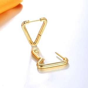 Détail des boucles d'oreilles triangulaires dorées en acier inoxydable poli avec fermoir