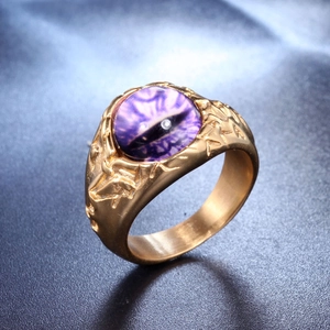 Detailansicht eines vintage vergoldeten Titanstahlrings mit violettem Drachenaugen-Inlay