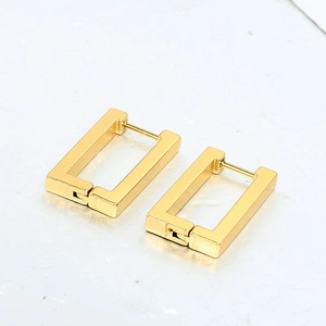 Boucles d'oreilles créoles géométriques carrées minimalistes en finition dorée polie
